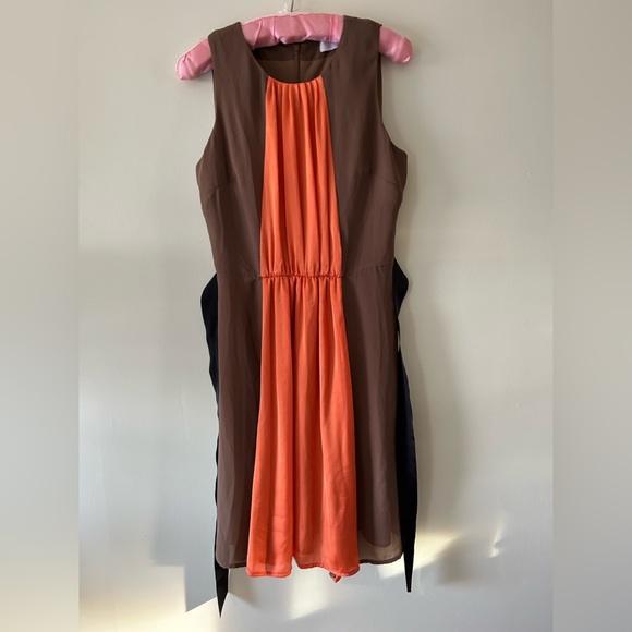 Pretty SUZY SHIER two layer dress with black belt & silky front panel - Picture 2 of 7